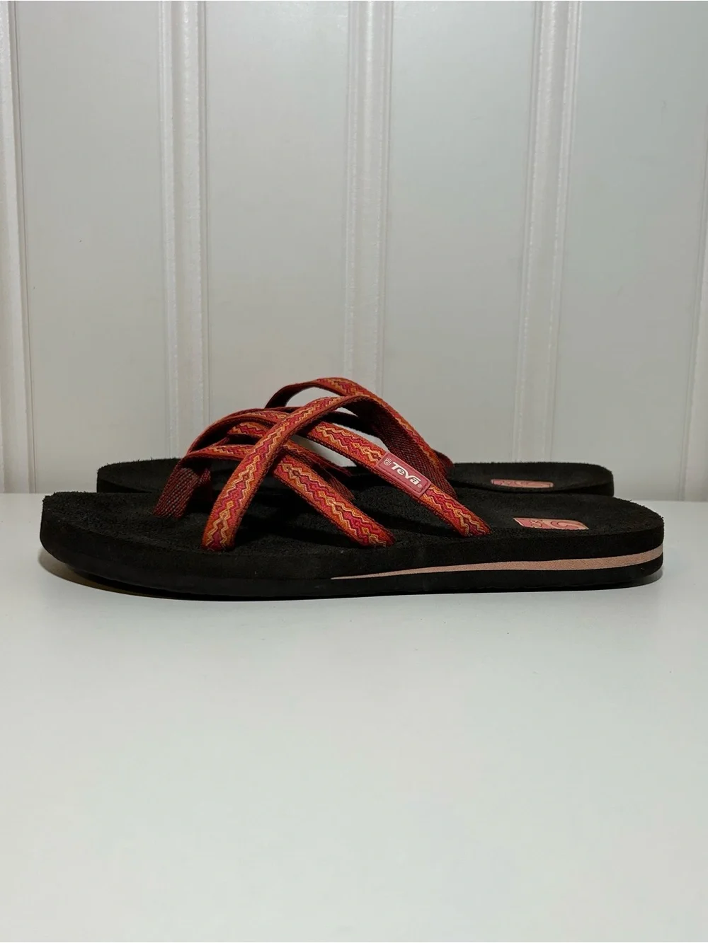 Teva olowahu strappy Women's Black Sandals with Red-Orange Patterned Straps